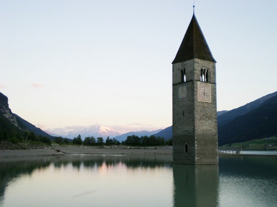 Curon Venosta y el campanario en el lago