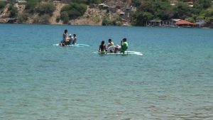 Familia en Botes de Pedal